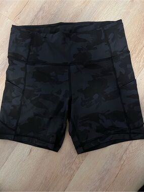 lululemon athletica Black Camo High-Rise Bike Shorts .never wear.ORIGINAL